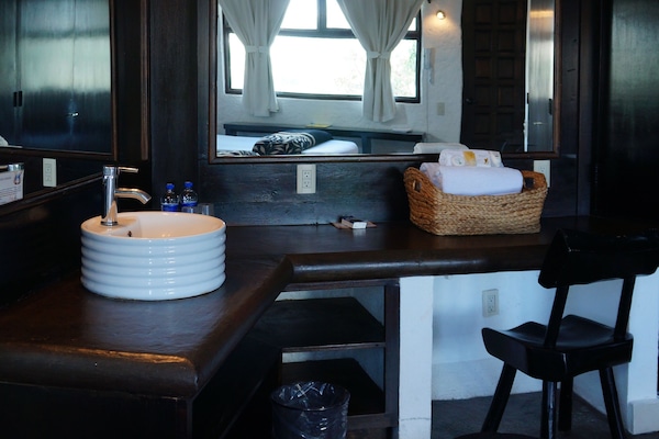 Ducha, artículos de tocador gratuitos, toallas