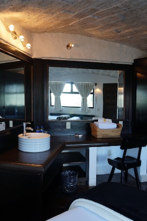 Suite - 2 dobbeltsenge | Badeværelse | Bruser, gratis toiletartikler, håndklæder