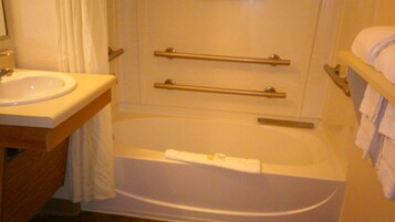 Combined shower/tub, towels