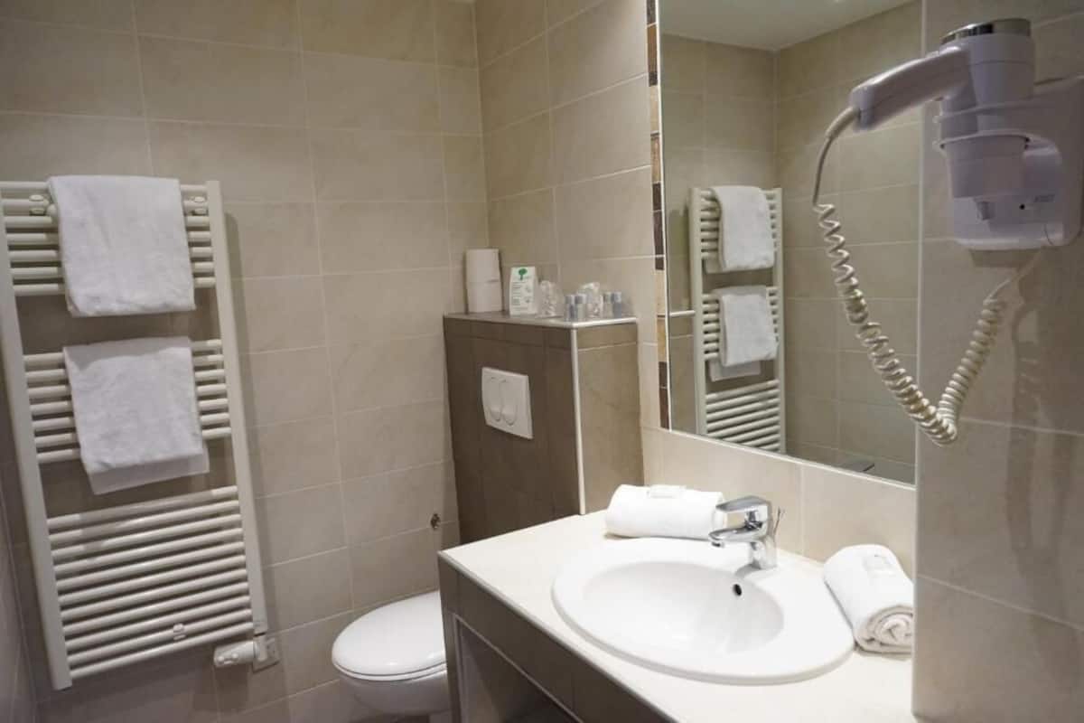 junior suite | bathroom | shower, free toiletries, hair dryer, towels