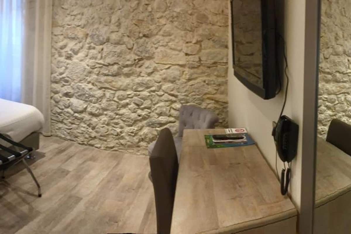 1 bedroom, memory-foam beds, individually furnished, desk