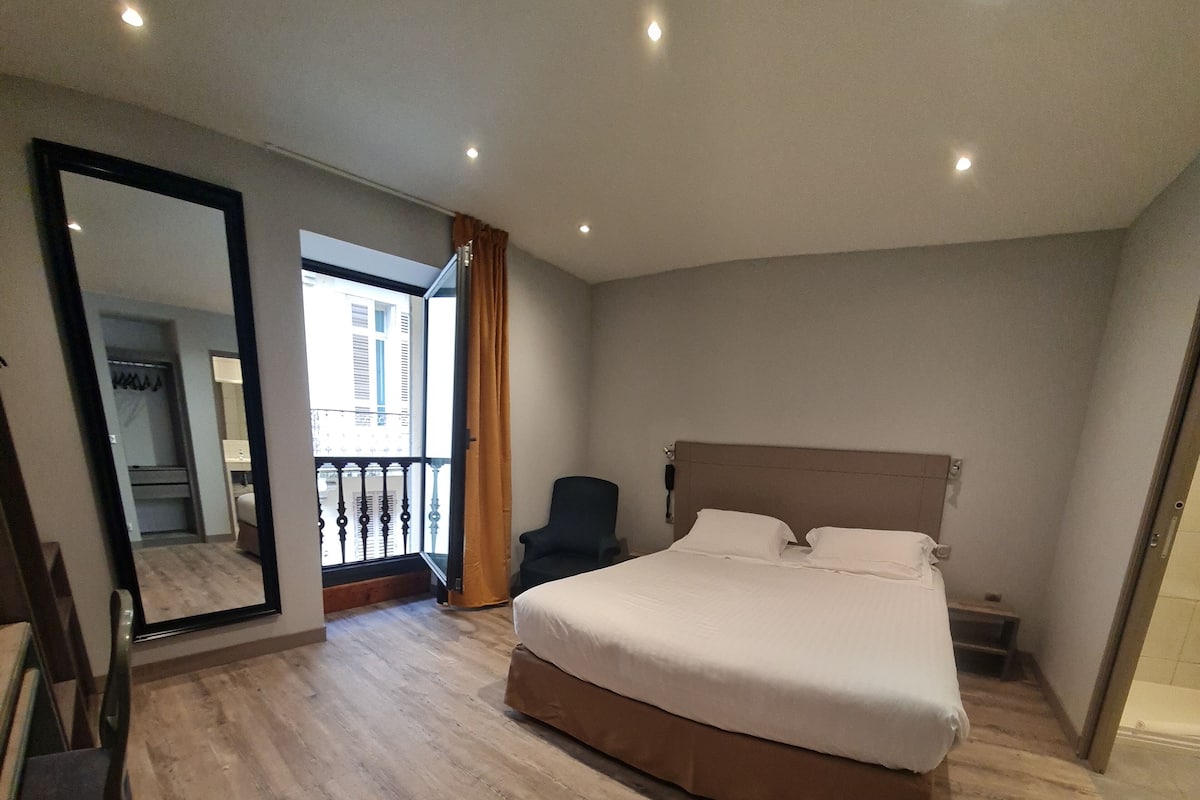 Traditionellt dubbelrum - 1 sovrum (confort +) | Memory foam-madrasser, unika möbler, skrivbord och arbetsyta för laptop