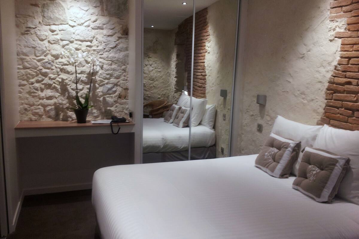 romantic double room, 1 double bed | 1 bedroom, memory-foam beds, individually furnished, desk