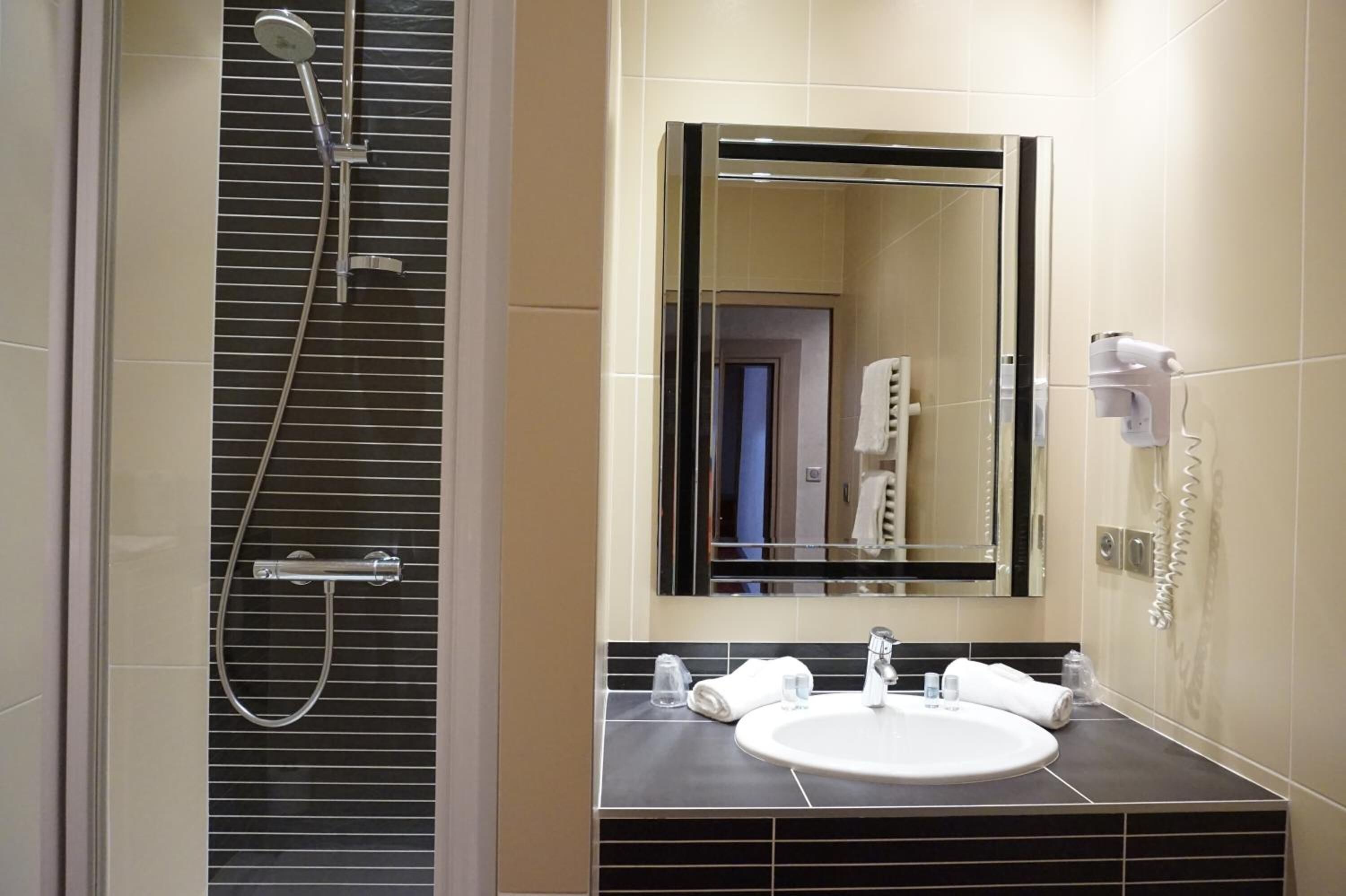 grand confort sur rue piétonne | bathroom | shower, free toiletries, hair dryer, towels