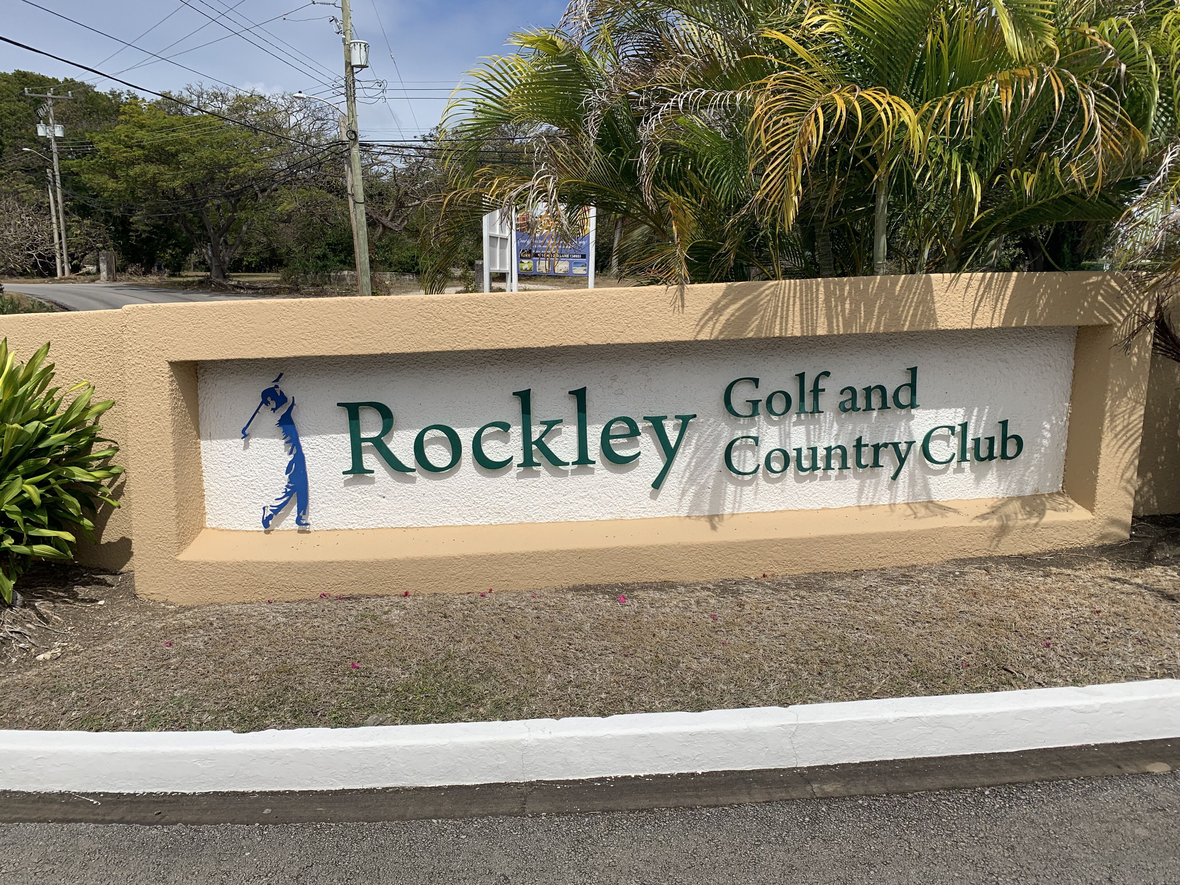 Wegwijzer voor Rockley Golf and Country Club met een golfer silhouet.