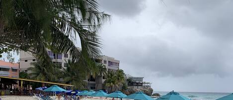 Una playa cerca, arena blanca