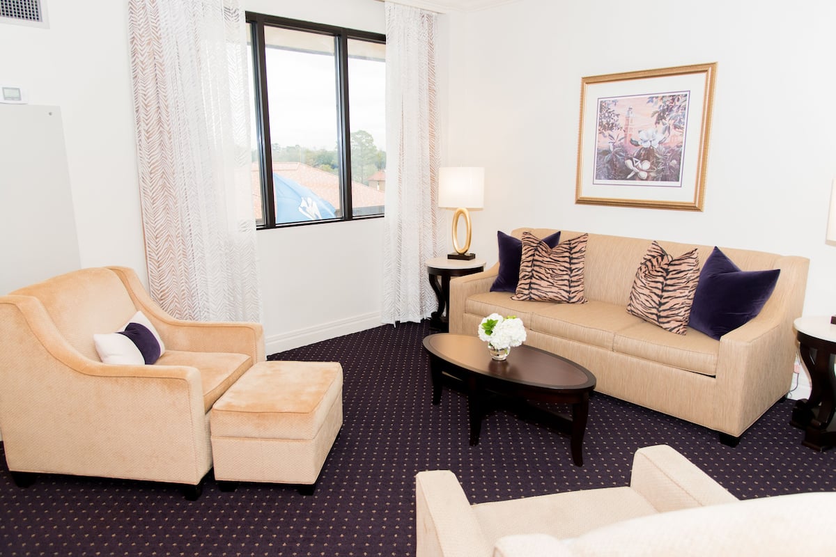 Signature Suite, 1 King Bed with Sofa bed | In-room safe, desk, laptop workspace, blackout drapes