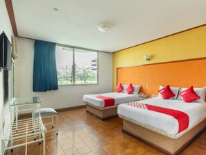 A hotel room with two beds, a TV, a window with a view, and a small table. - OYO Hotel Casa Blanca (Martínez de la Torre)