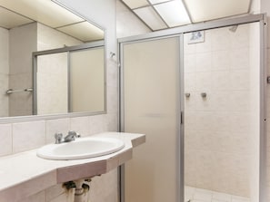Ducha, artículos de tocador gratuitos, toallas, jabón