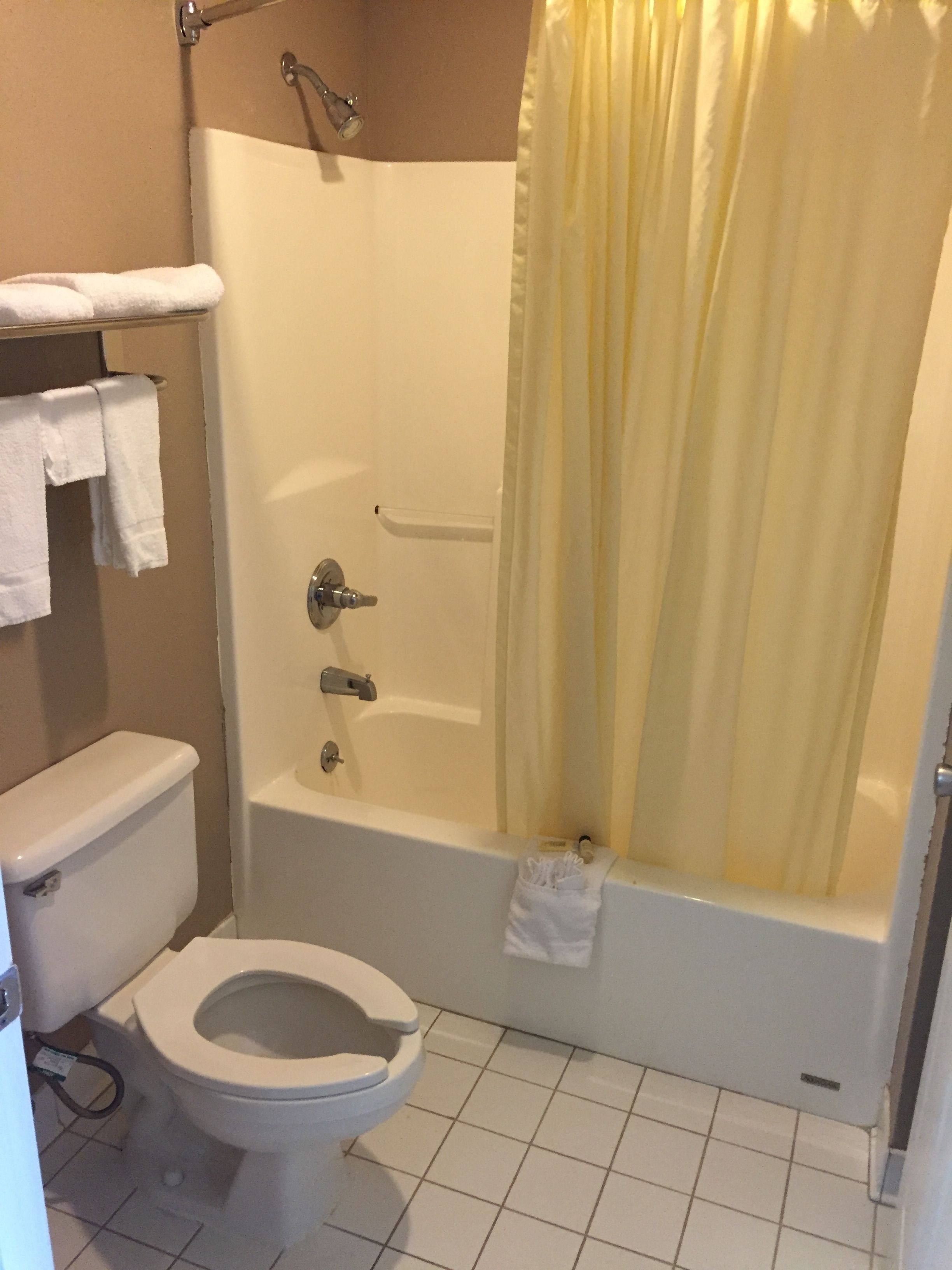 Ensemble douche/baignoire, articles de toilette gratuits