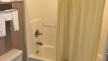 Ensemble douche/baignoire, articles de toilette gratuits