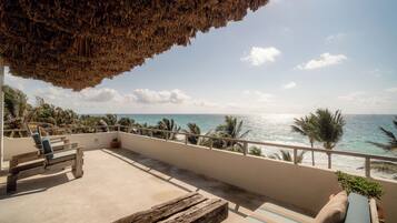 Suite Premium, alberca privada, vista al mar | Área de sala de estar | Bocina smart