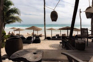 En la playa, arena blanca, camas de playa gratis