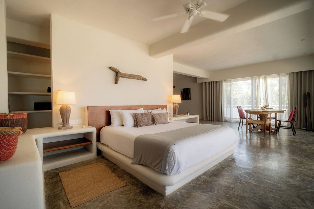 luxury suite, ocean view | 1 bedroom, minibar, in-room safe, laptop workspace