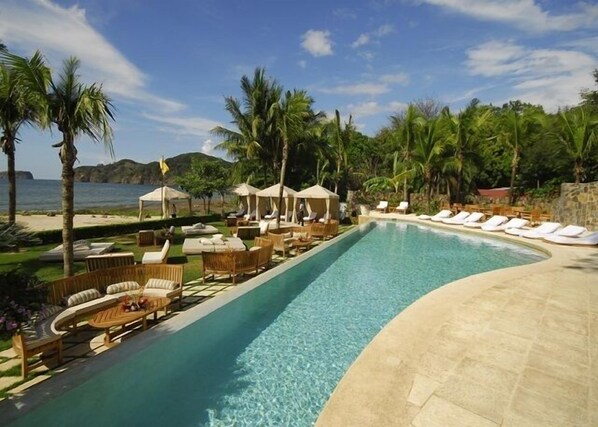 3 hồ bơi ngoài trời, dù/ô trên bãi biển/hồ bơi 