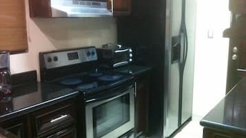 Full-sized fridge, microwave, oven, stovetop