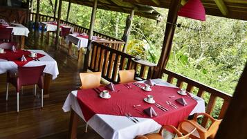 Melayani sarapan, makan siang, dan makan malam