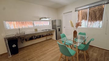 Chambre Quadruple Confort | Cuisine privée | CafetiÚre/bouilloire