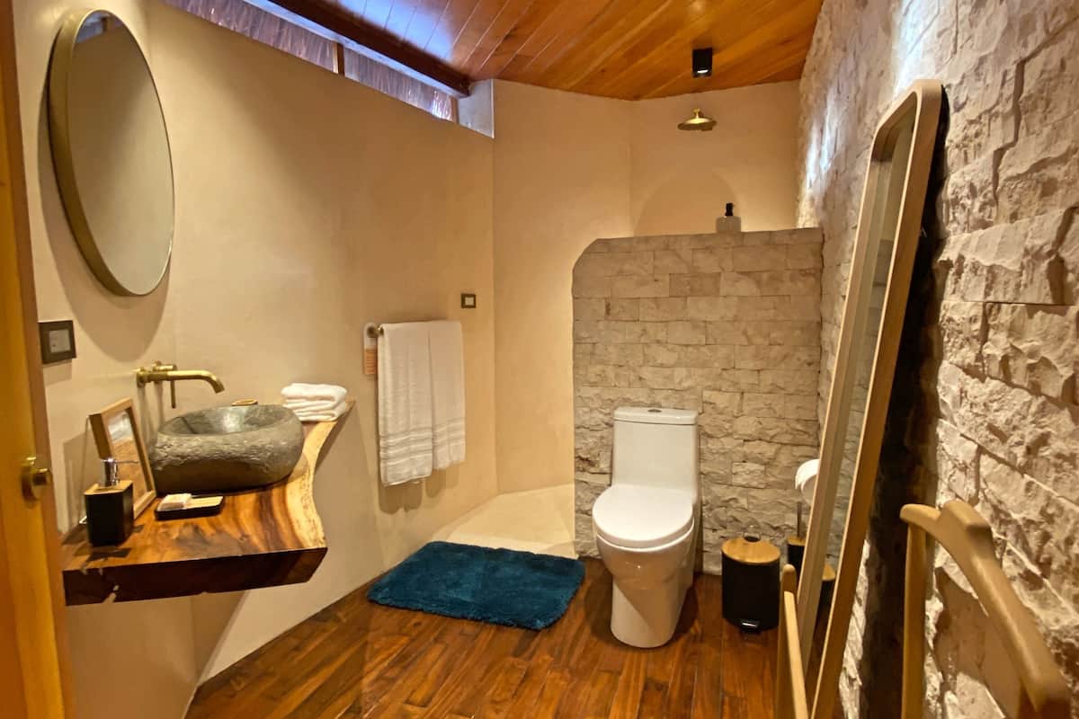 deluxe cabin | bathroom | shower, free toiletries, hair dryer, towels