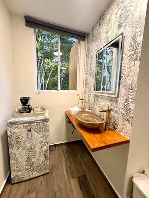 Ducha, artículos de tocador gratuitos, secador de pelo, toallas