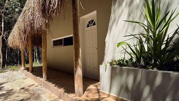 Vista frontal de la propiedad