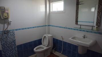 VIP Room | Baño | Regadera, amenidades de baño gratuitas, toallas