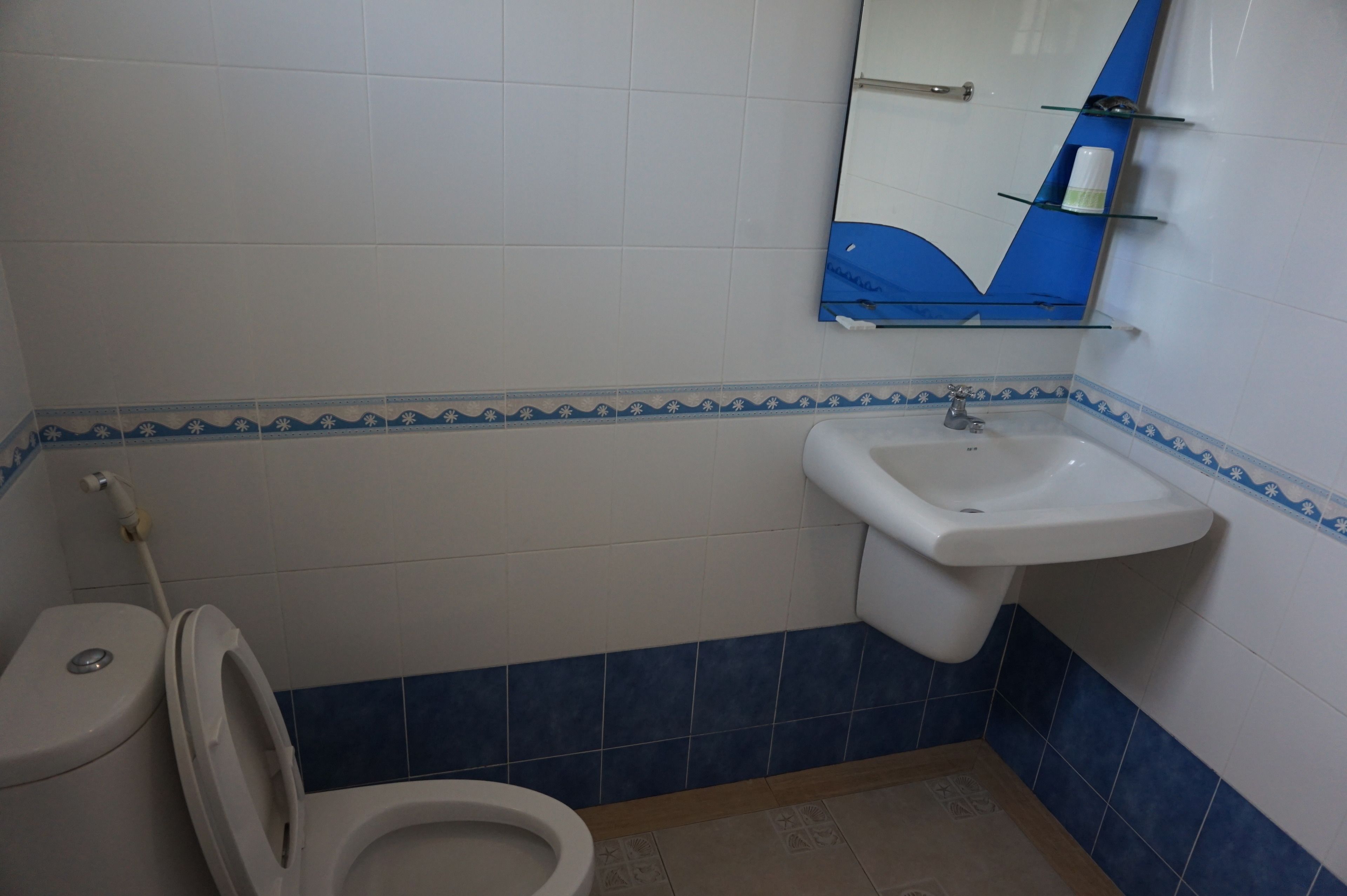 Shower, free toiletries, towels