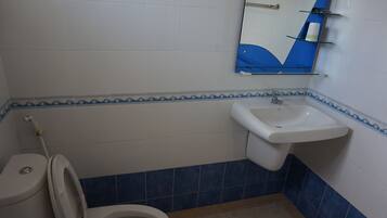 Shower, free toiletries, towels