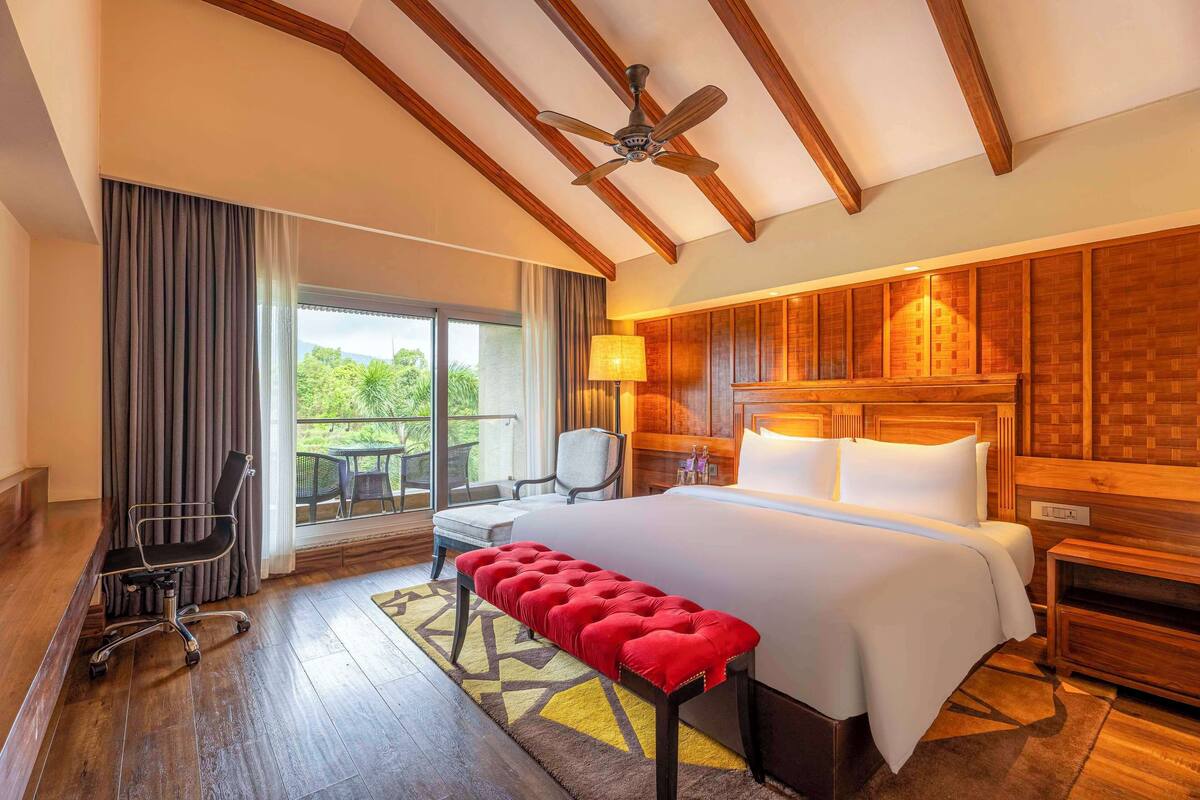 Deluxe Suite | Premium bedding, minibar, in-room safe, desk