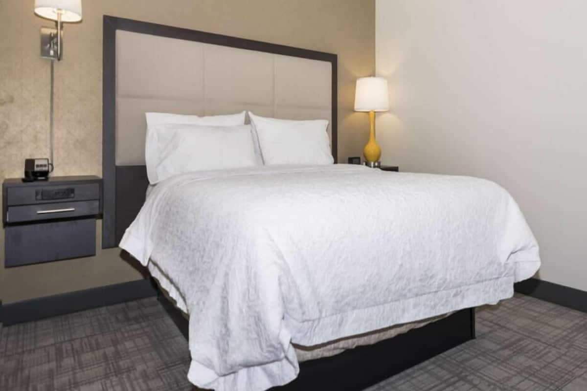 Tabla de planchar con plancha, wifi gratis, ropa de cama y despertador