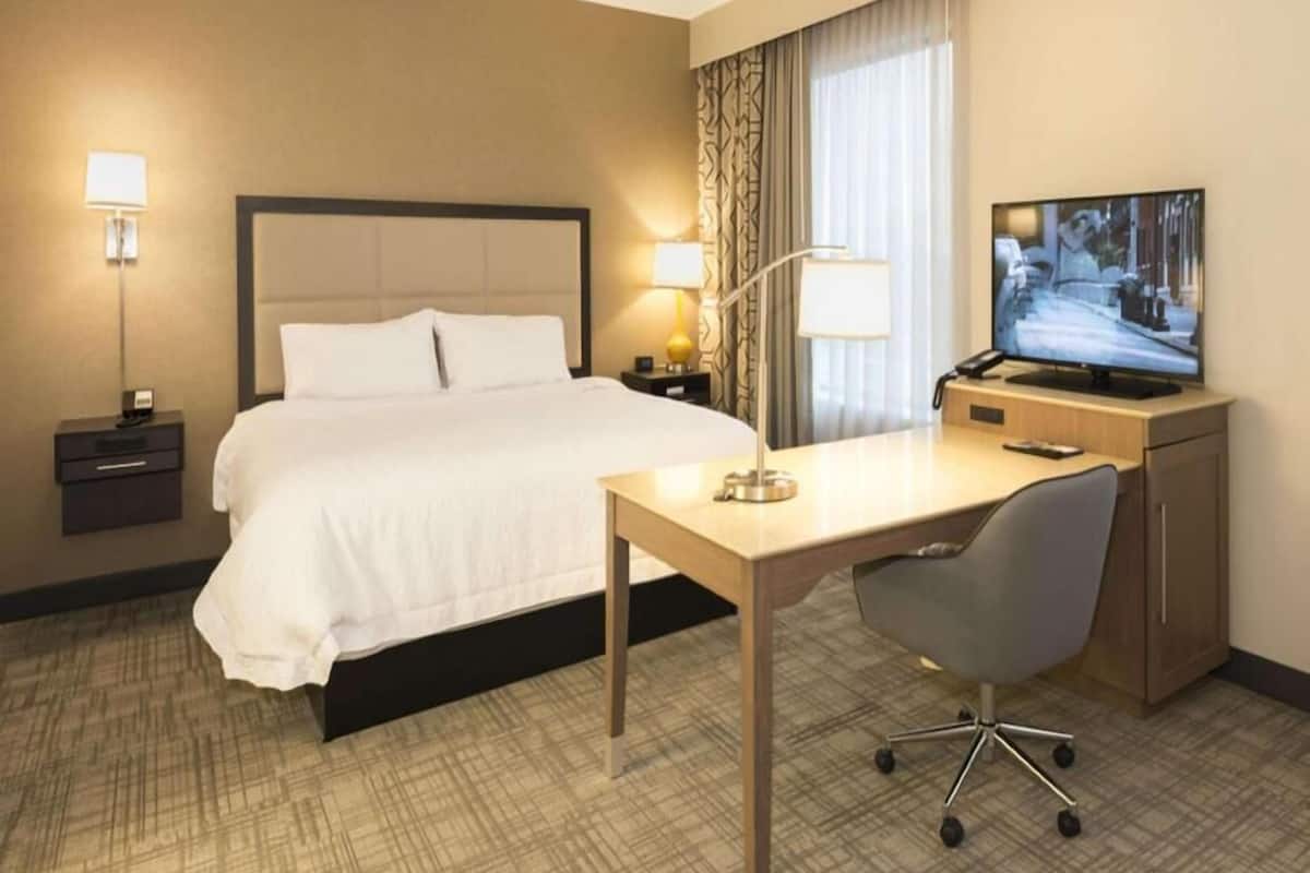 Tabla de planchar con plancha, wifi gratis, ropa de cama y despertador