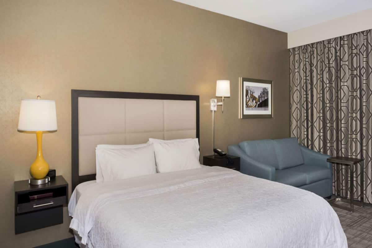 Tabla de planchar con plancha, wifi gratis, ropa de cama y despertador
