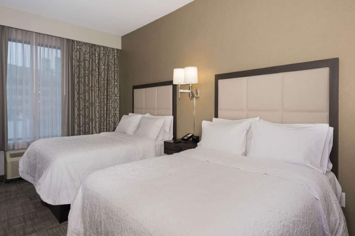 Tabla de planchar con plancha, wifi gratis, ropa de cama y despertador