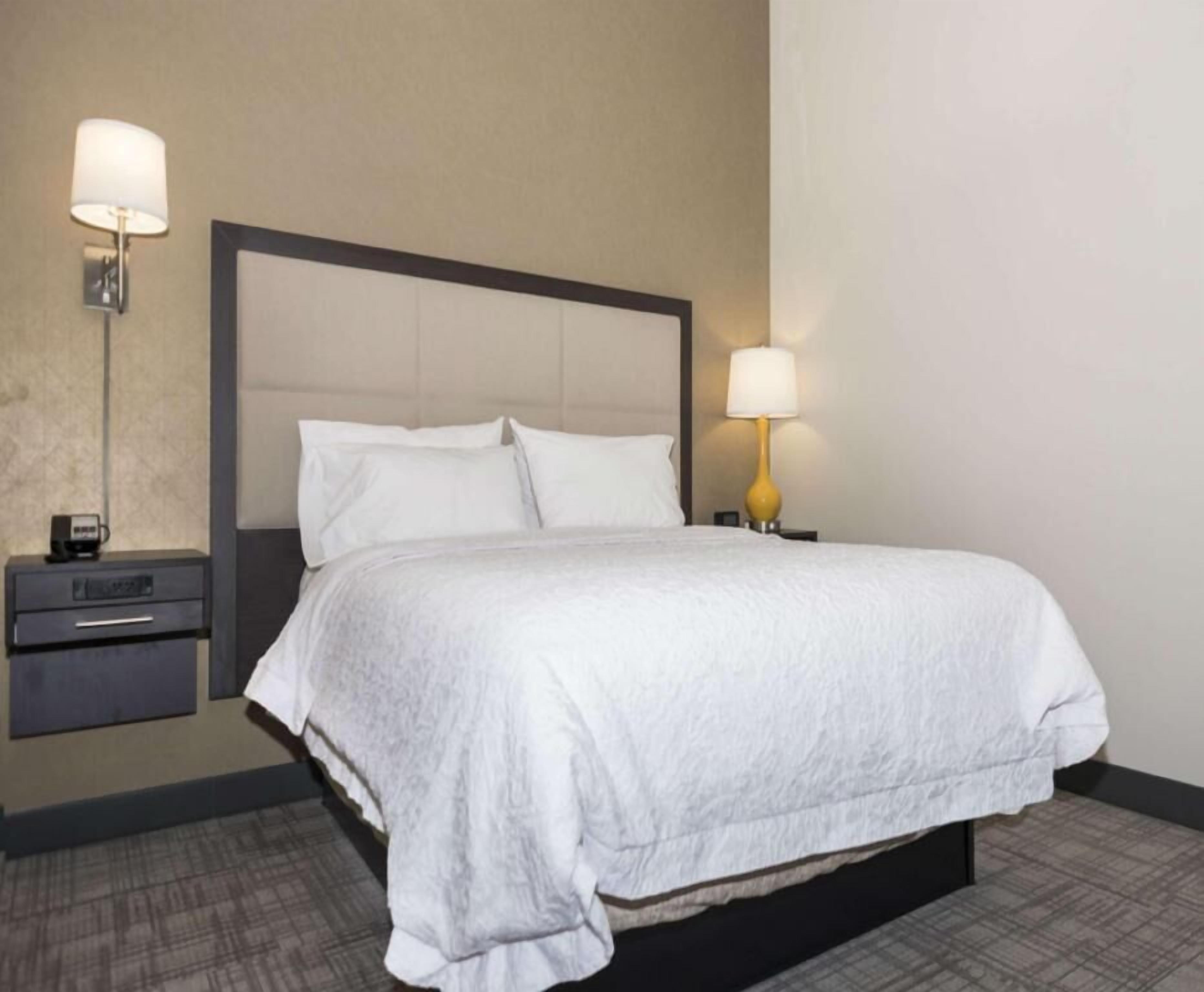 Tabla de planchar con plancha, wifi gratis, ropa de cama y despertador 