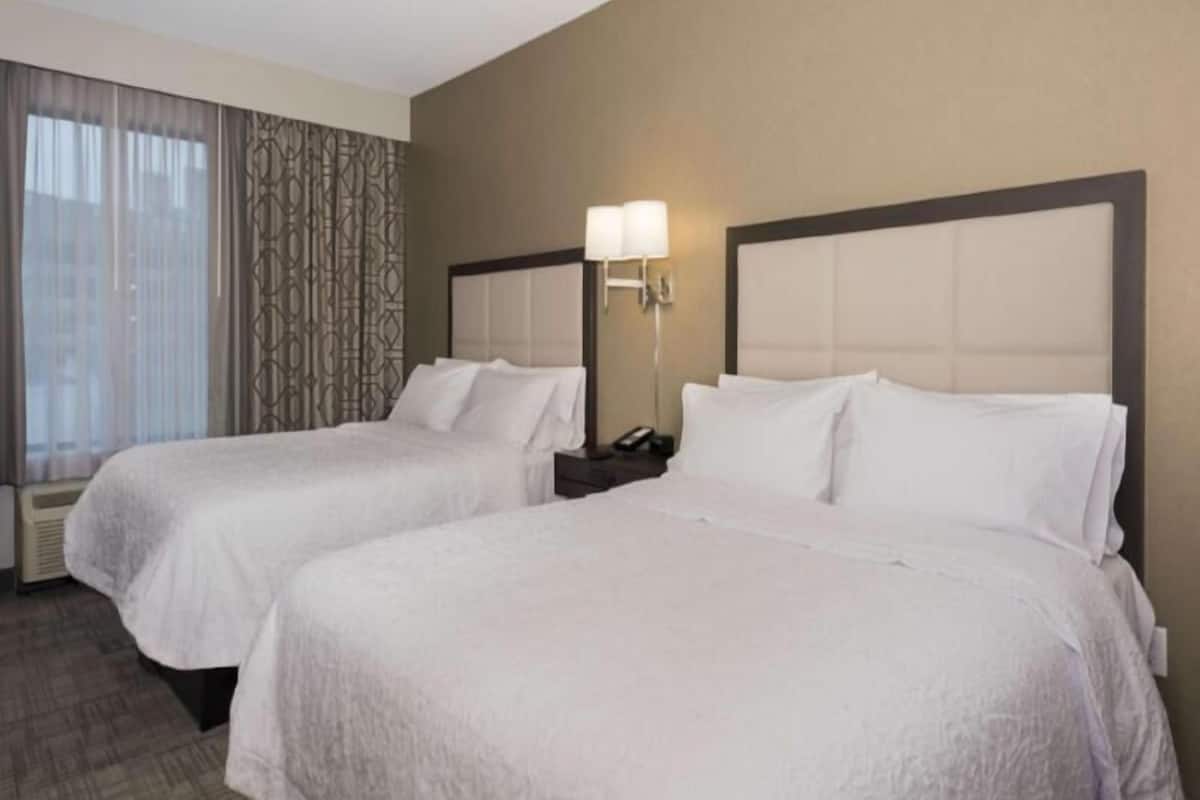 Tabla de planchar con plancha, wifi gratis, ropa de cama y despertador