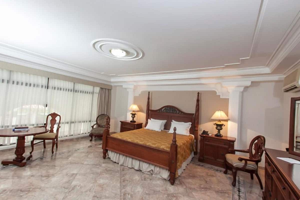 Luxe beddengoed, een minibar, een kluis op de kamer, een bureau