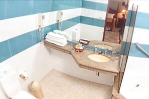 Combined shower/tub, free toiletries, hair dryer, towels - Hotel Canciller (Santa Cruz)