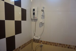 VIP Room Double Bed | Bathroom shower - The Lion Residence (Surin)