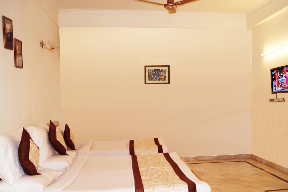 In-room safe, rollaway beds, free WiFi