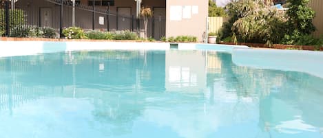 Una piscina al aire libre
