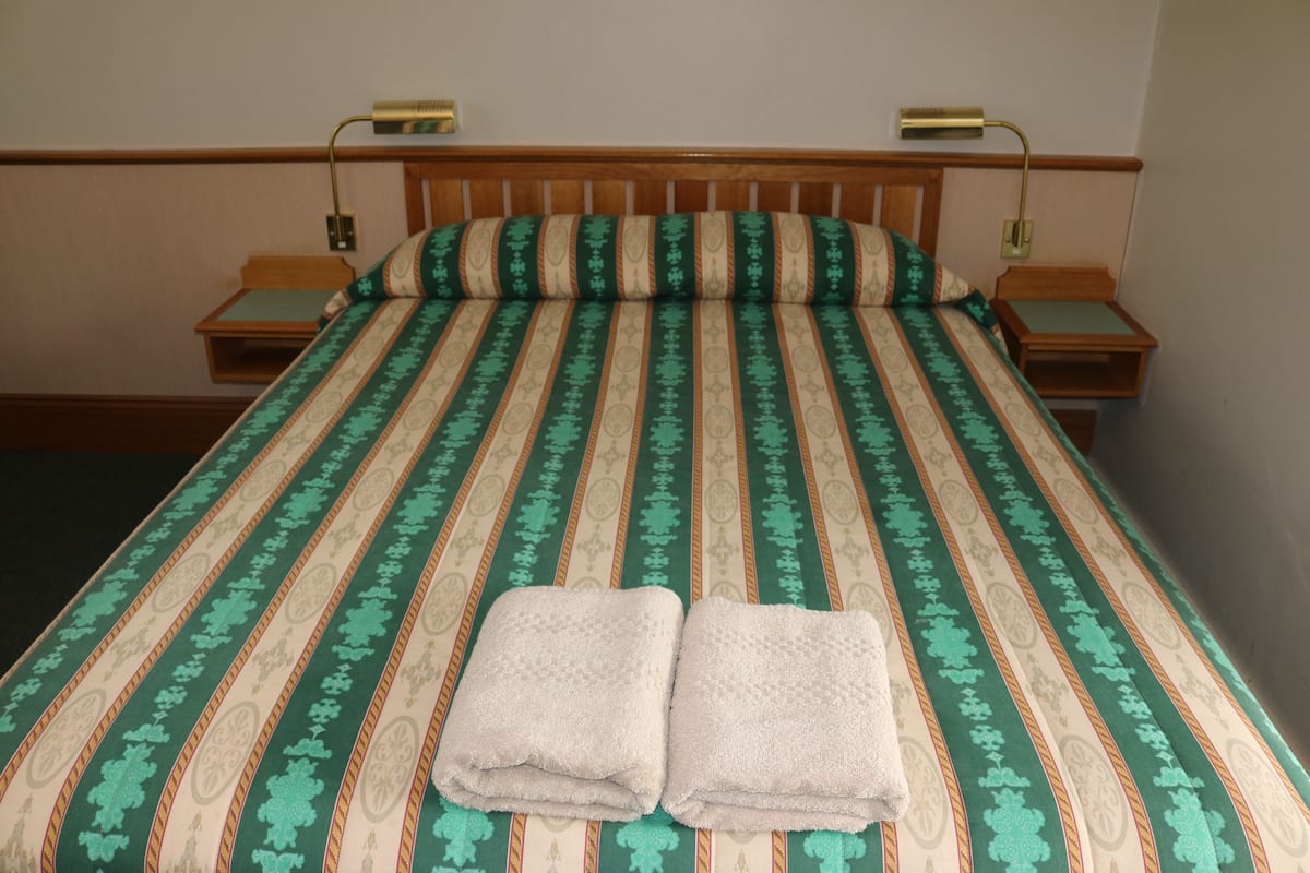 Quarto casal, 1 cama Queen | Ferros/tábuas de passar roupa, Wi-Fi de cortesia
