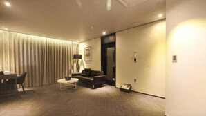 Flat-screen TV, computer - Londoner Hotel (Busan)