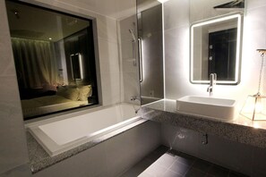 Capçal de dutxa tipus cascada i articles de tocador gratuïts 