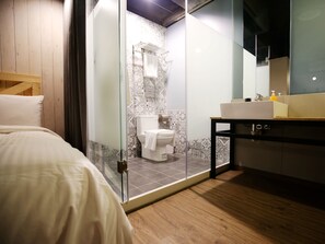 Standard-Zweibettzimmer, ohne Fenster | Badezimmer | Dusche, Haartrockner, Hausschuhe, Handtücher