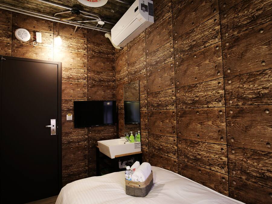 In-room safe, soundproofing, free WiFi, bed sheets