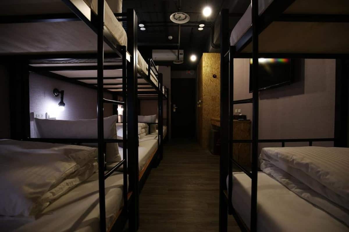 Dormitorio condiviso, per sole donne, bagno condiviso (Six Persons) | Una cassaforte in camera, insonorizzazione, Wi-Fi gratuito, lenzuola