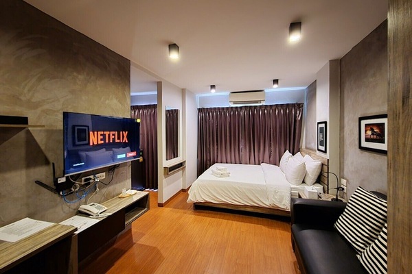 Premium Studio | Desk, free WiFi