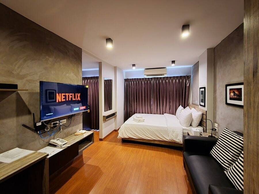 Premium Studio | Desk, free WiFi