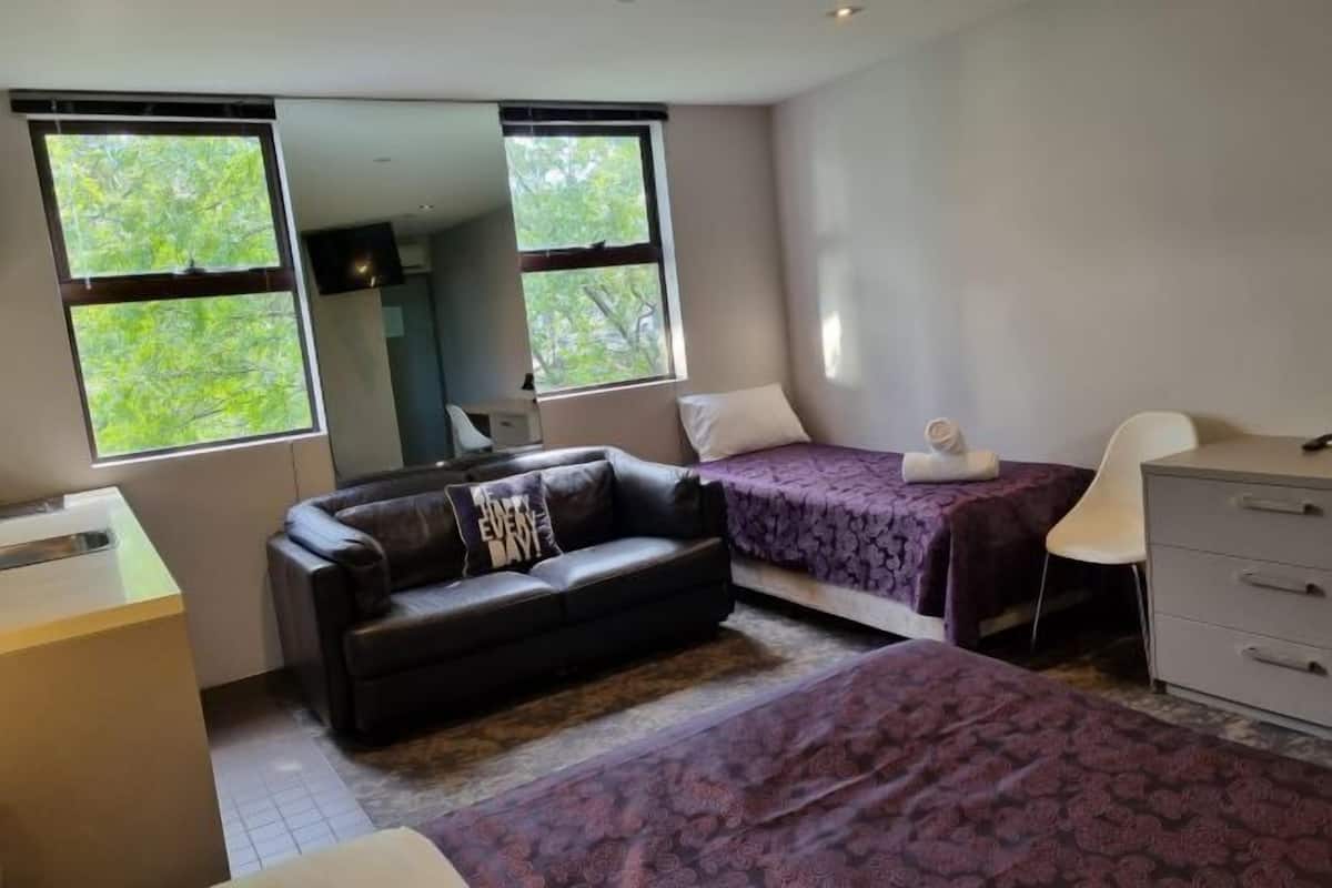 1 slaapkamer, pillowtop-bedden, een bureau, een laptopwerkplek