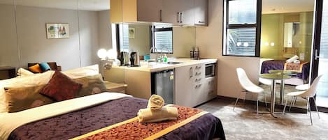 Deluxe Studio, 1 Queen Bed, Non Smoking, Kitchen | 1 bedroom, pillow-top beds, desk, laptop workspace